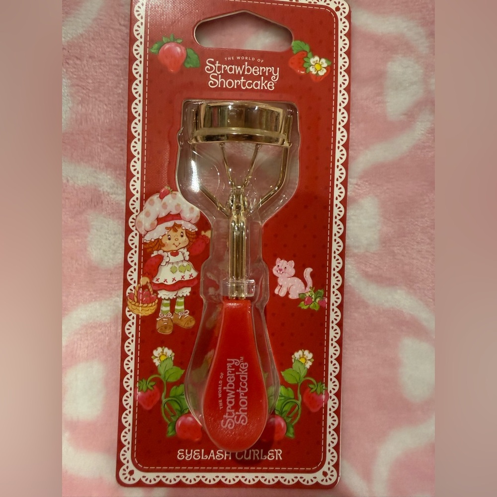 Strawberry Shortcake Red Eyelash Curler